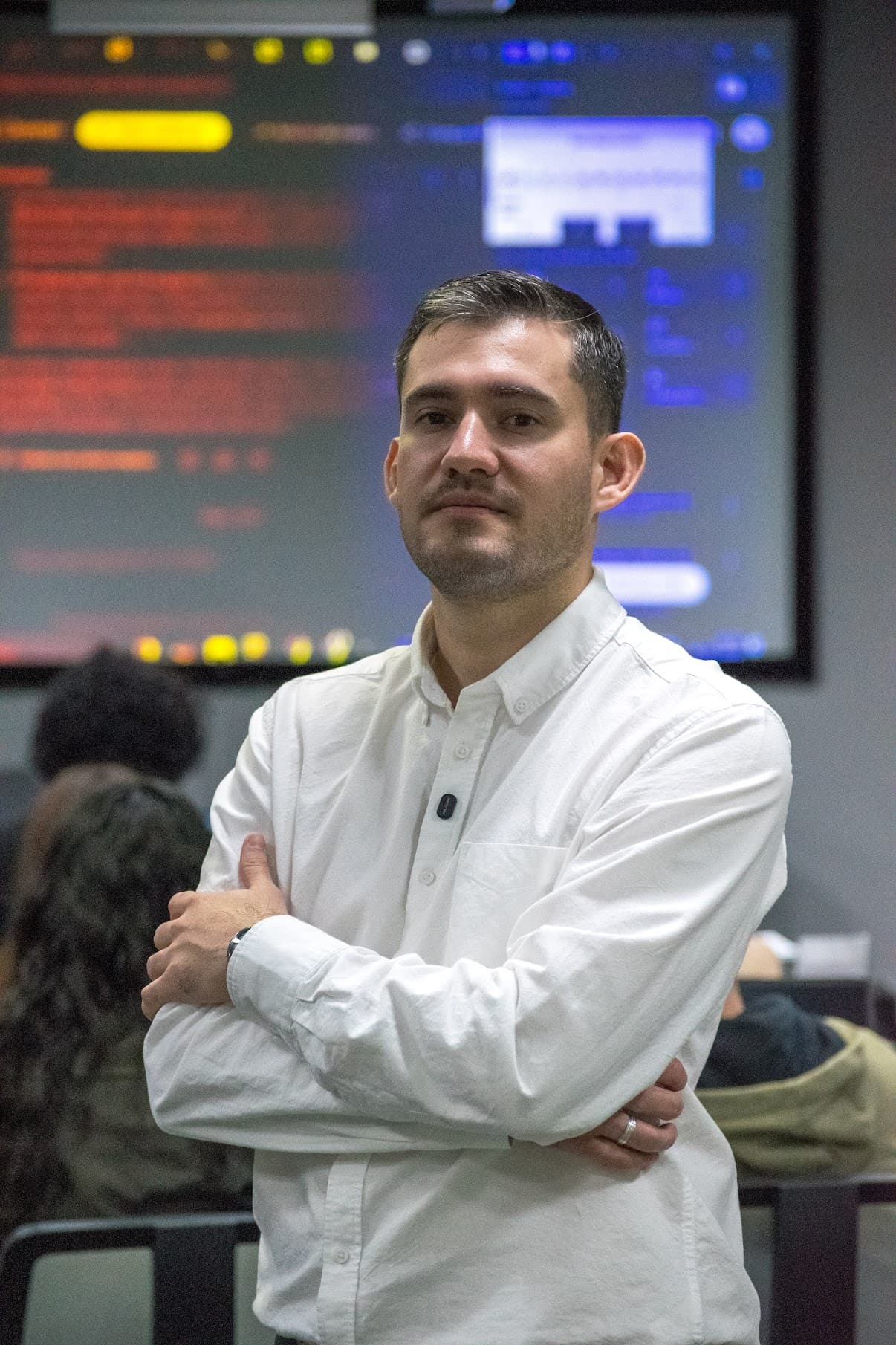 Yohan Vincent na sala da imersão, com alunos ao fundo
